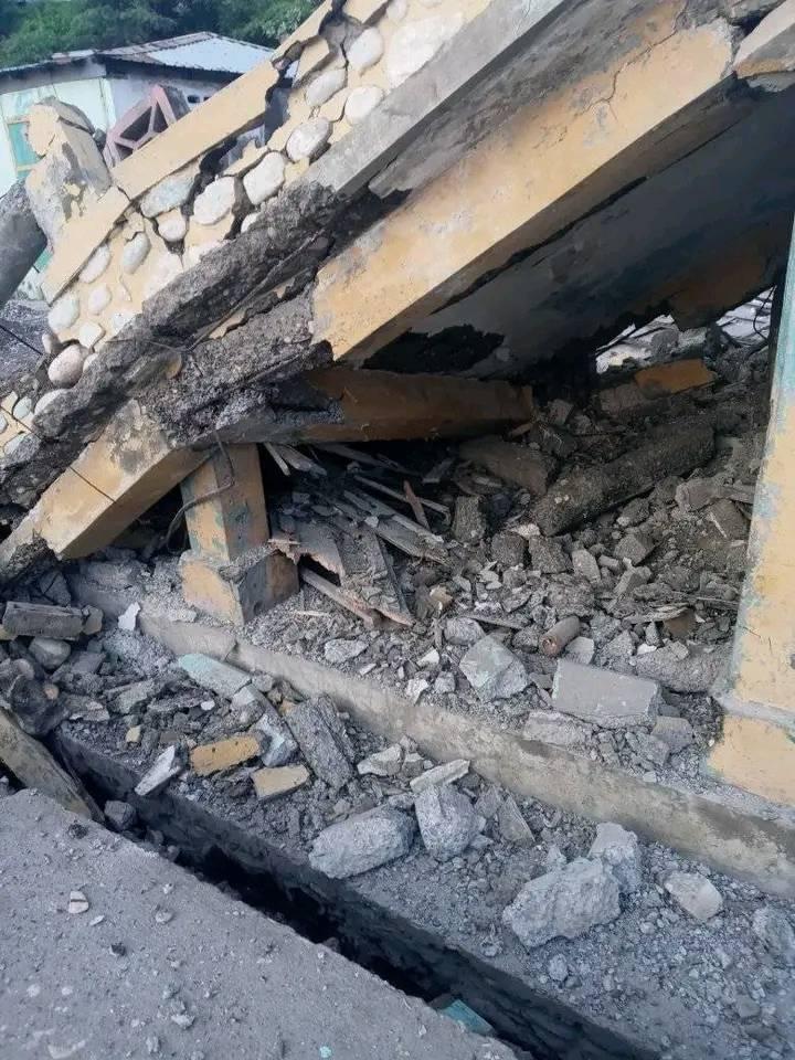 4Des toits en beton qui n ont pas résiste au seisme.jpg